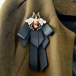 NWT Gorgeous Bee Pin with Ribbon Detail!